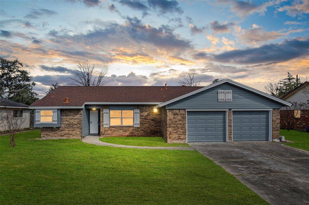 Charming 4 bedrooms and 3 full bathrooms, one story house.