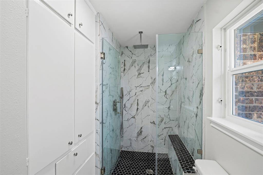 Full bathroom #2