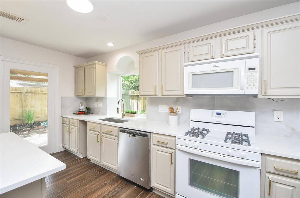 Spacious Kitchen with lots of cabinets and counter space