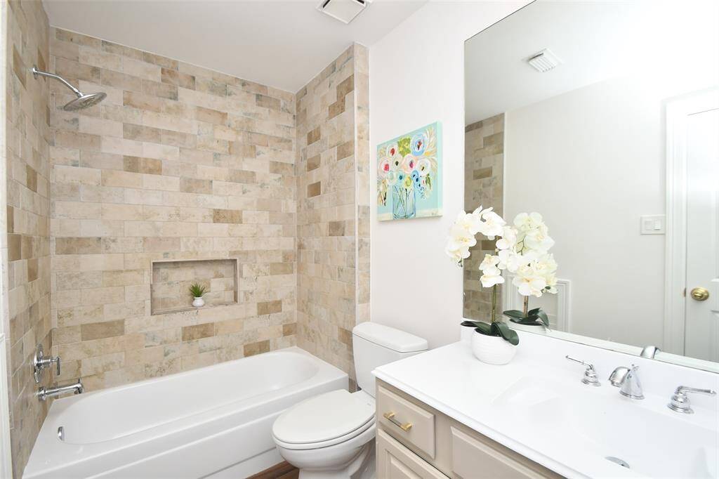 Soak your cares away in your spa-like oasis jetted tub.