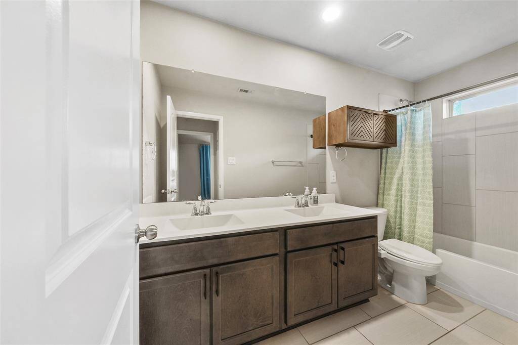 Full bath upstairs