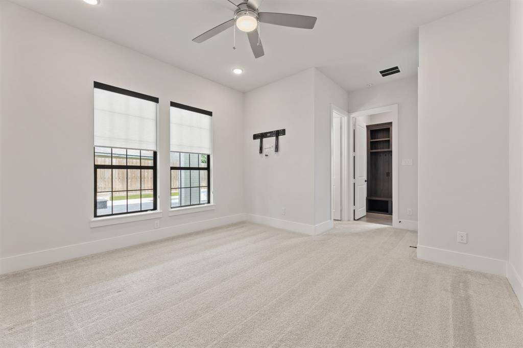 First floor guest room or in-law suite with dedicated full bathroom and closet. Ideal for relaxation, comfort and privacy.