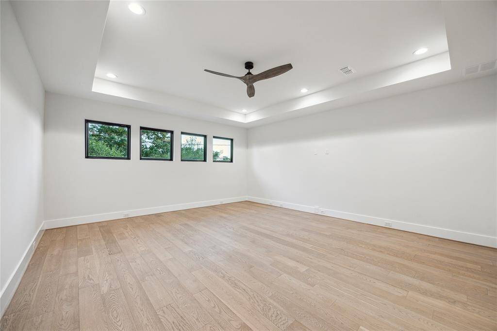 The 17'6"x20'2" game room has plenty of room for activities.