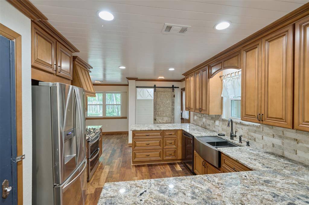What a great kitchen with plenty of storage in the cabinets.