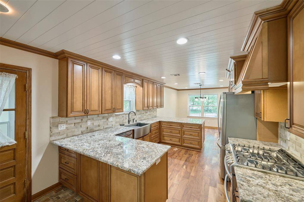 Did you notice the drawers in the cupboards?