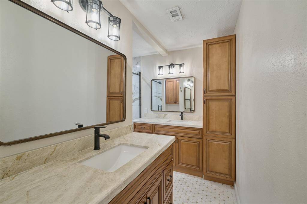 Dual sinks in primary bath with separate counter space