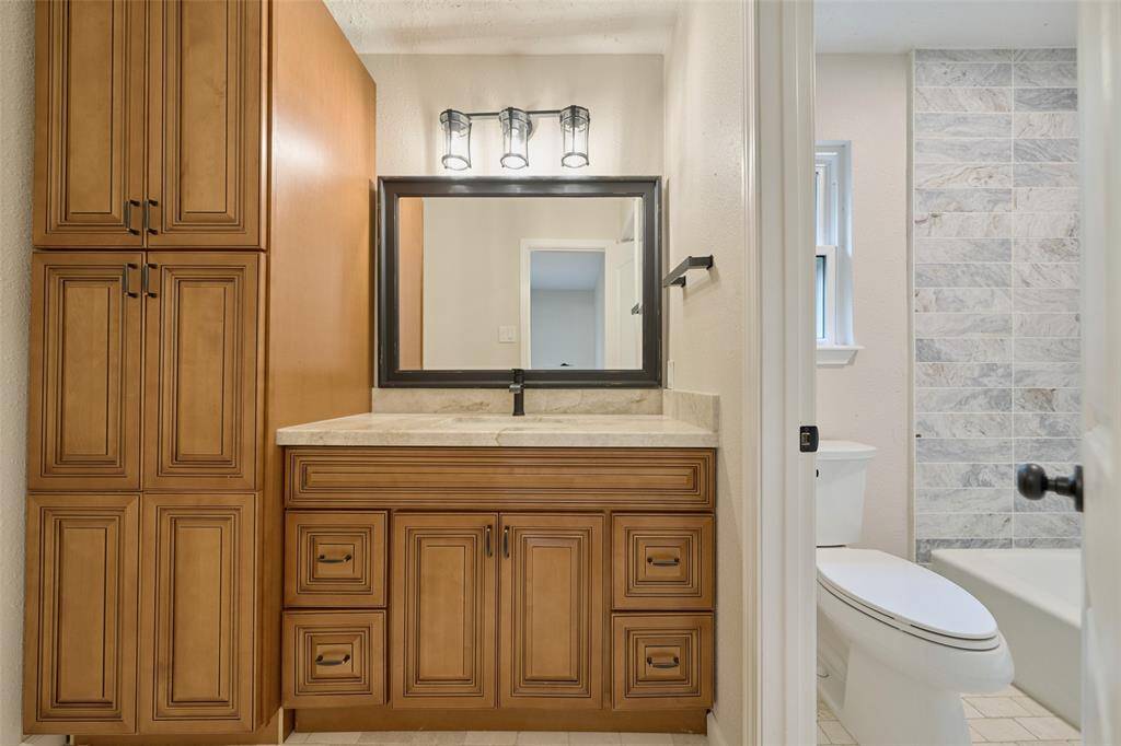 Secondary bath with tub/shower combo