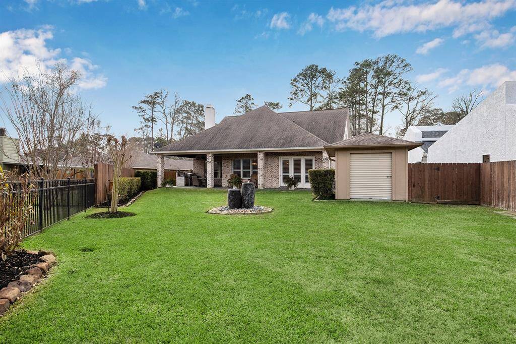 House sits on 17th green, with a gate at the bacl fence for easy access to golf course.