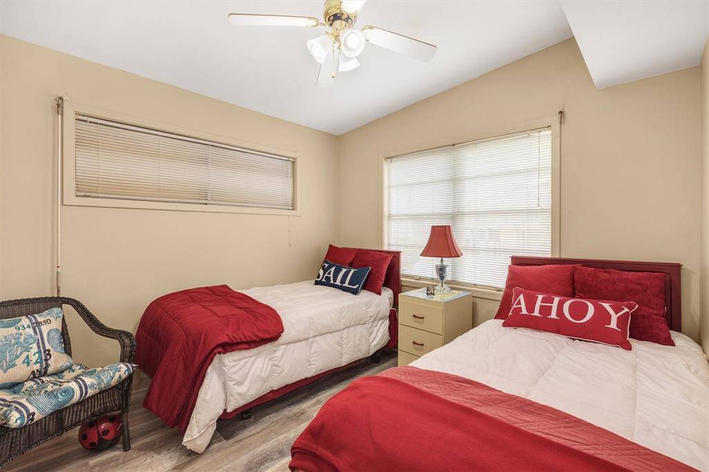Second bedroom with lots of light.