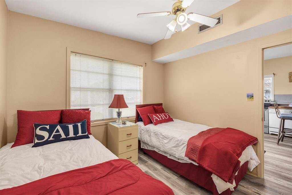 second bedroom with ceiling fan.