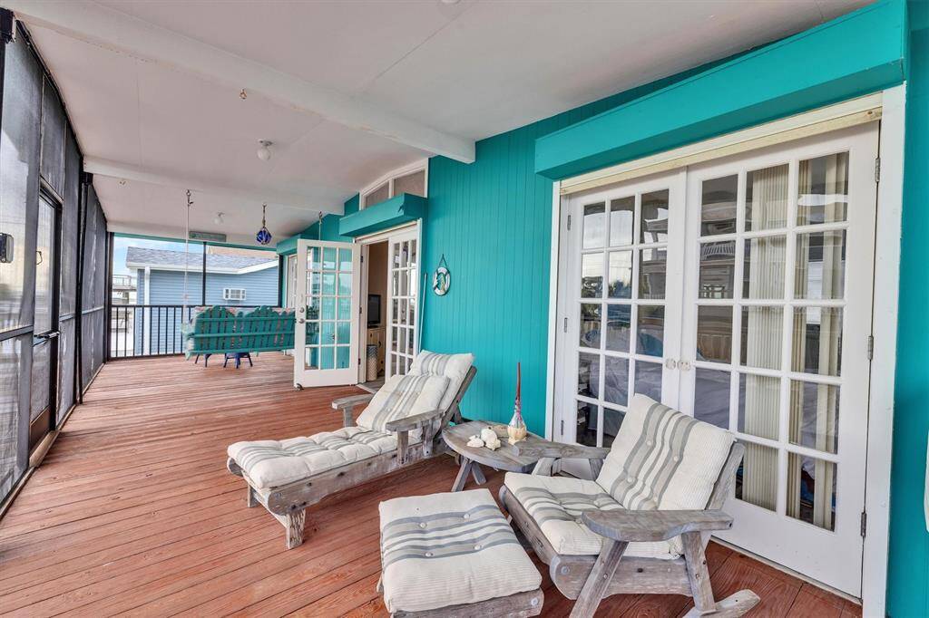 Large screened in porch.