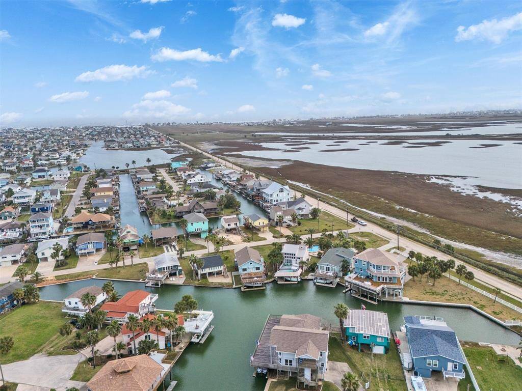 Aerial picture of Jamaica Beach and Galveston Bay.