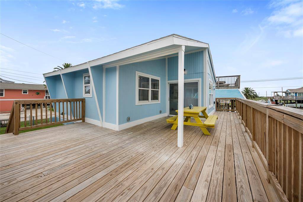 Fully stocked and ready to go! This efficient kitchen includes appliances, cookware, and everything you need to whip up meals after a day on the water.
