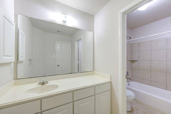 Imagine taking a long hot bath in the large tub to unwind after a long day at work!