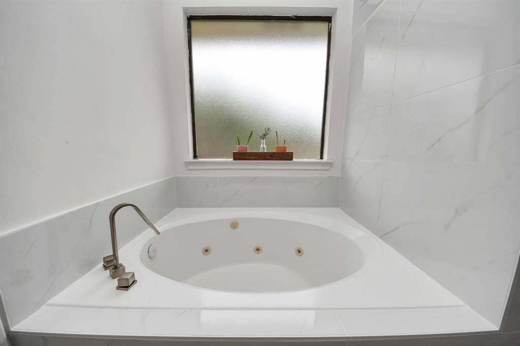 Jetted tub