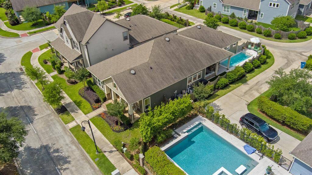 The 6,738 sqft lot reveals thoughtful details like the covered patio, artificial turf, and 3-car garage, all harmoniously integrated into Bridgeland’s Lakeland Heights community
