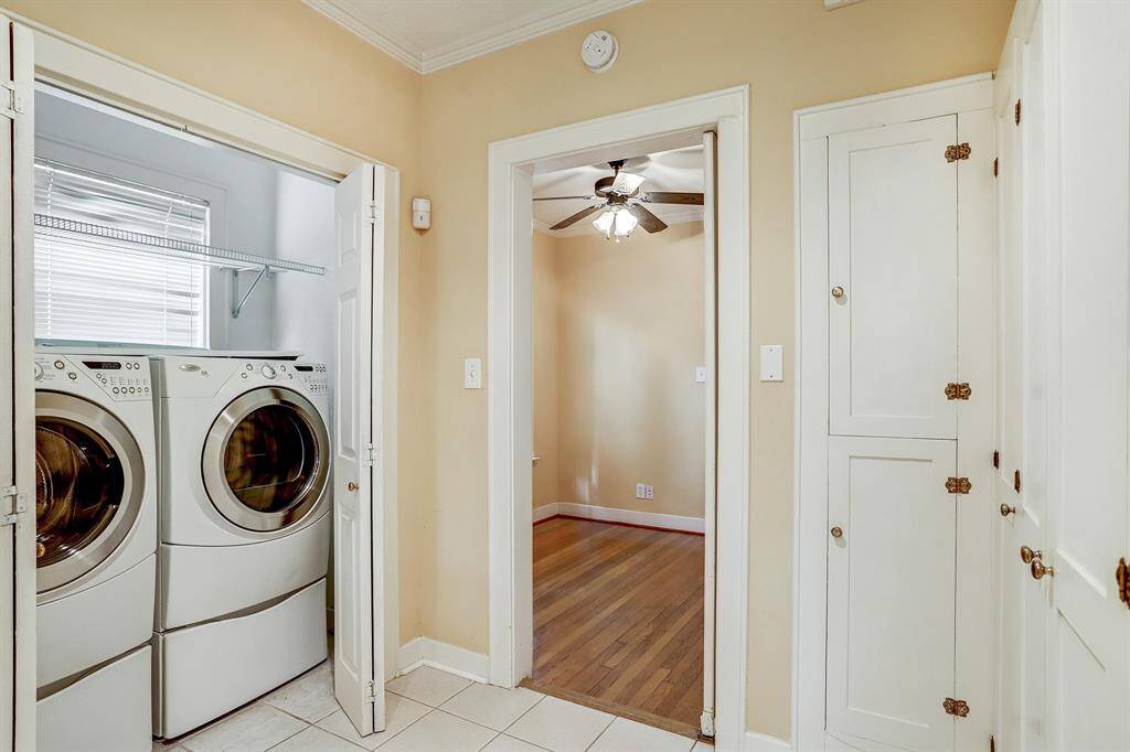 Extra Room Between Kitchen and Dining Room
