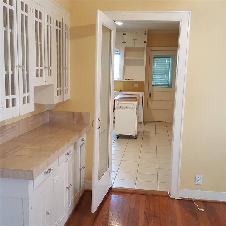 Extra Room - Between the kitchen and dining . Could be a breakfast room or sitting room