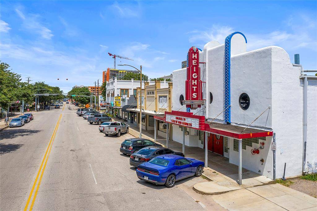 With the numerous specialty shops, art galleries, and vintage stores, the Historic Houston Heights Shopping District is surely a perfect spot for some retail therapy.
