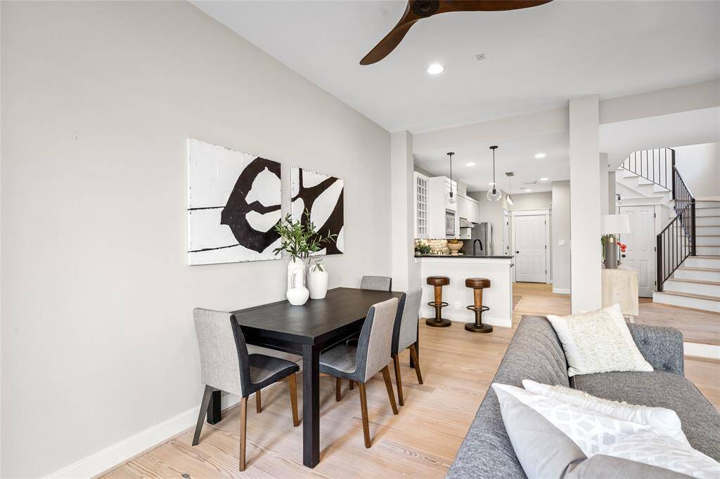 [Dining Room / Breakfast Bar] Breakfast bar offers extra seating, and can double as a serving area to the dining table