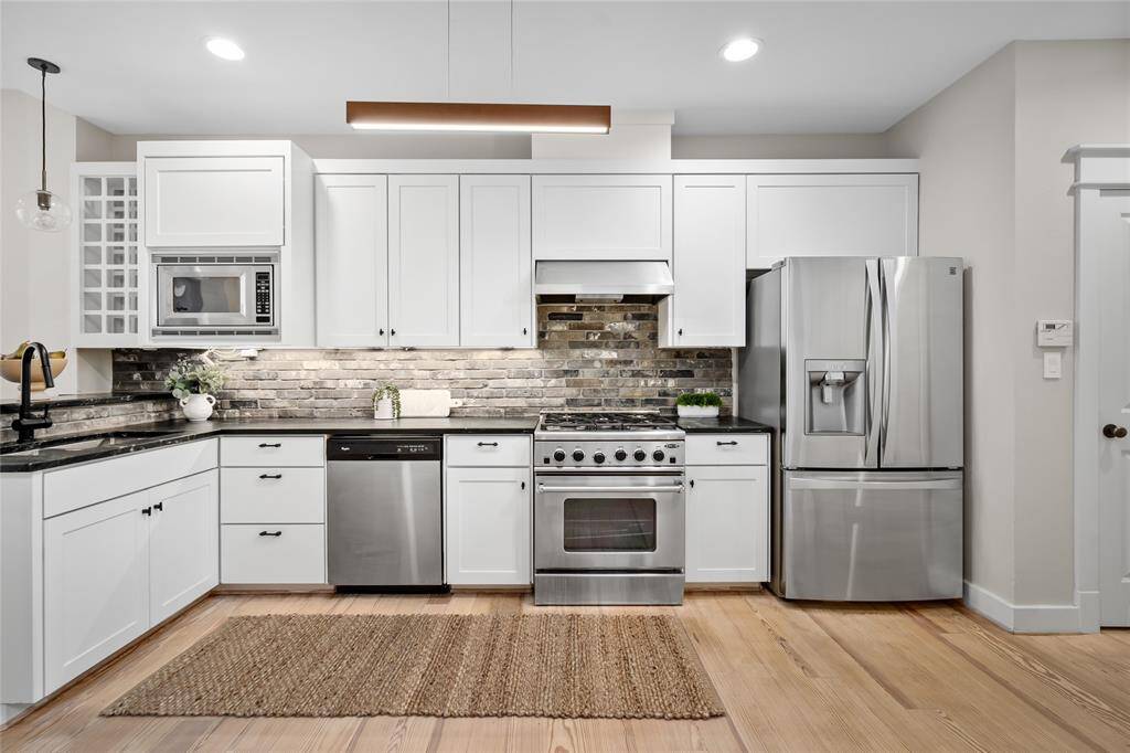 [Kitchen] Well appointed with high end stainless steel appliances