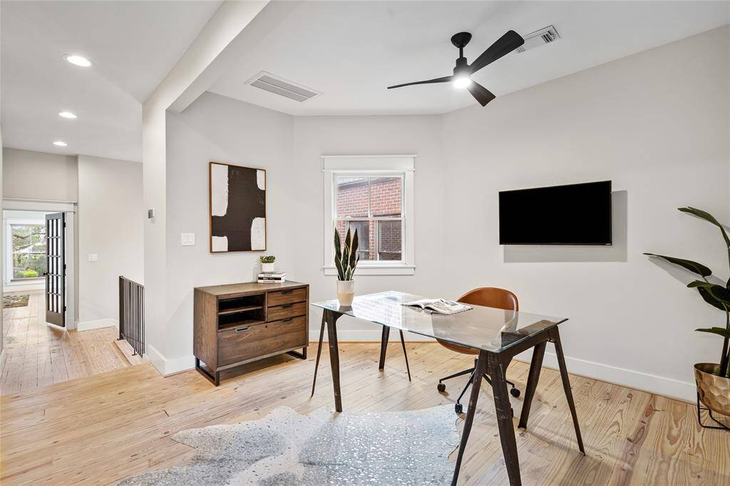 [Loft office/flex room] Fabulous multipurpose space... use a home office, den, or convert to a 3rd bedroom.  There are 2 spacious closets nearby and a window for ample light