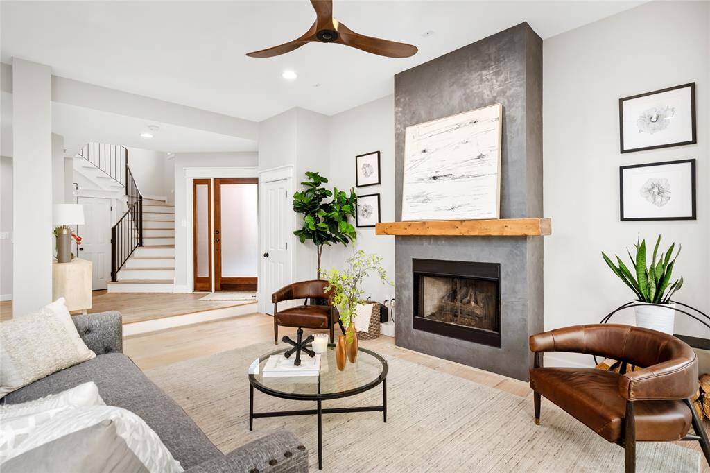 [Living Room / Foyer] Alternate View