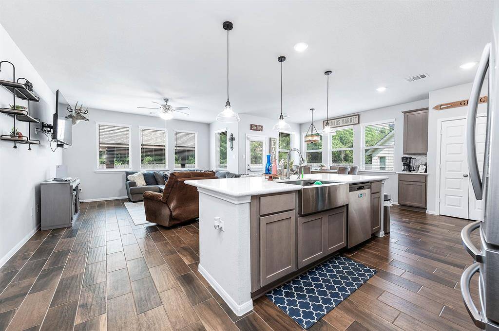 Large Island with farmhouse sink