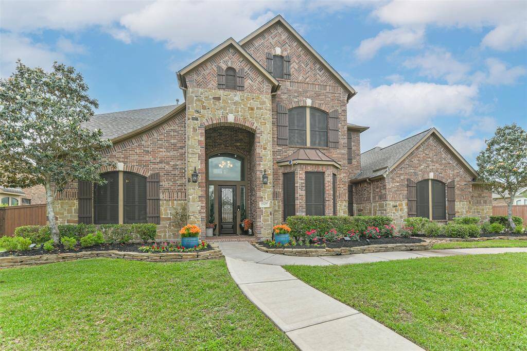 17807 Lakeside Haven, 6 bed, 4.2 bath, 5,554 sq ft, guest suite w kitchen.