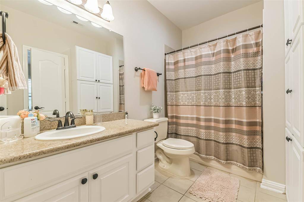 Bathroom 4 upstairs connected with bedroom 4.