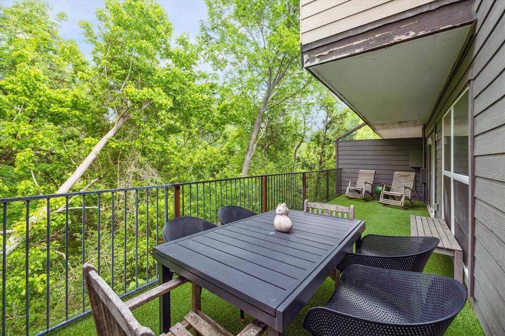 An oversized balcony overlooking Buffalo Bayou! Turf adds even more greenery! Enough space to entertain or simply enjoy a nice evening.