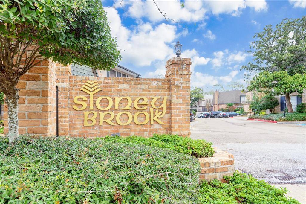 Stoney Brook is a peaceful complex tucked in the heart of the Briarbend/Charnwood neighborhood. A short distance from Briarbend Park, this community is a quiet and nature filled retreat!