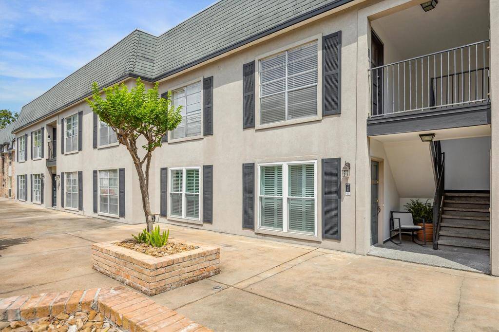 This unit is situated towards the back of the complex allowing for ultimate privacy.