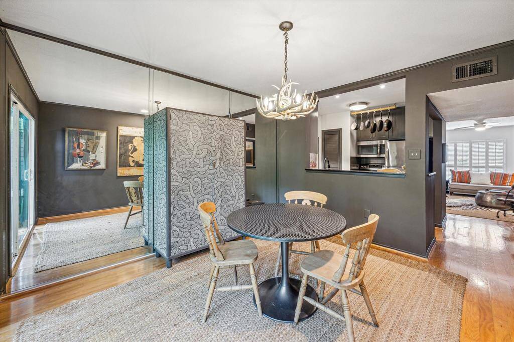 The dining room feels more like a lounge. Open to the kitchen and with access to the patio, it is the perfect space to enjoy your meals with a view while staying inside.