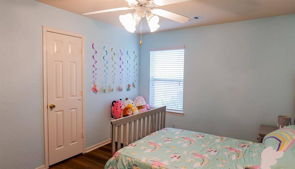 There is a corner window and a walk-in closet.