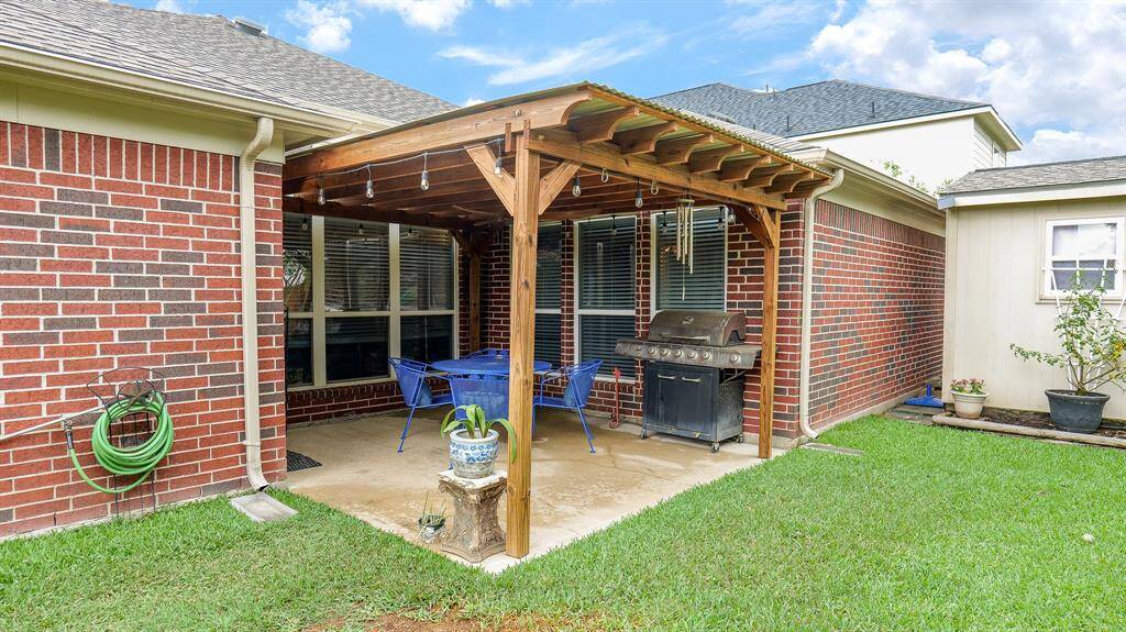 This home boasts a covered patio for extra shade and shelter from the rain. The patio lights make it perfect for entertaining!