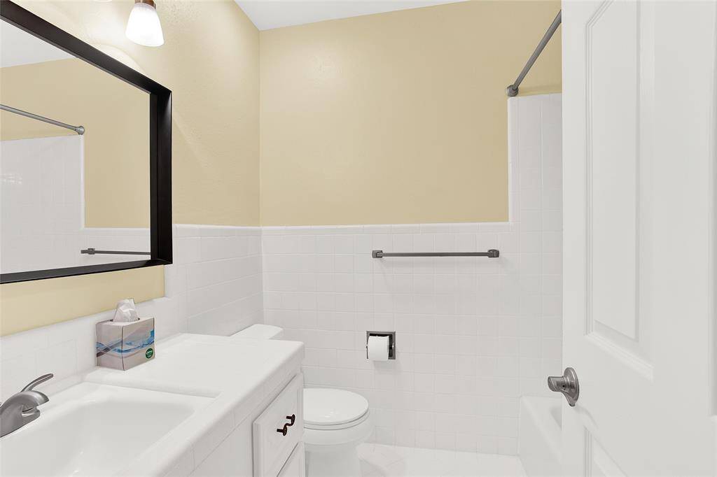 Secondary full bath upstairs
