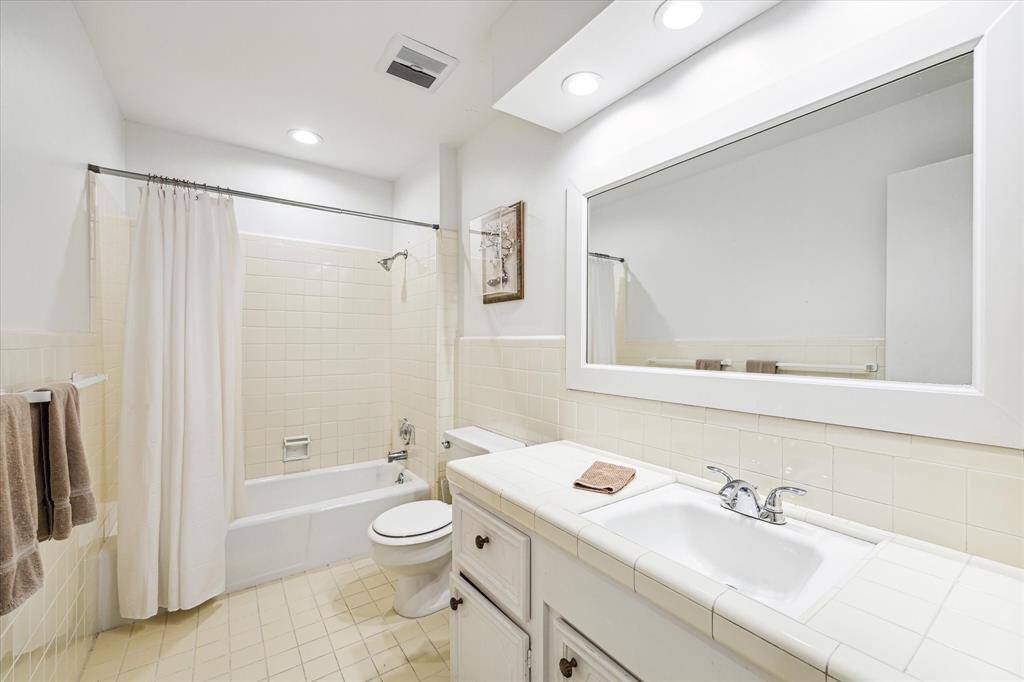 Upstairs full bathroom