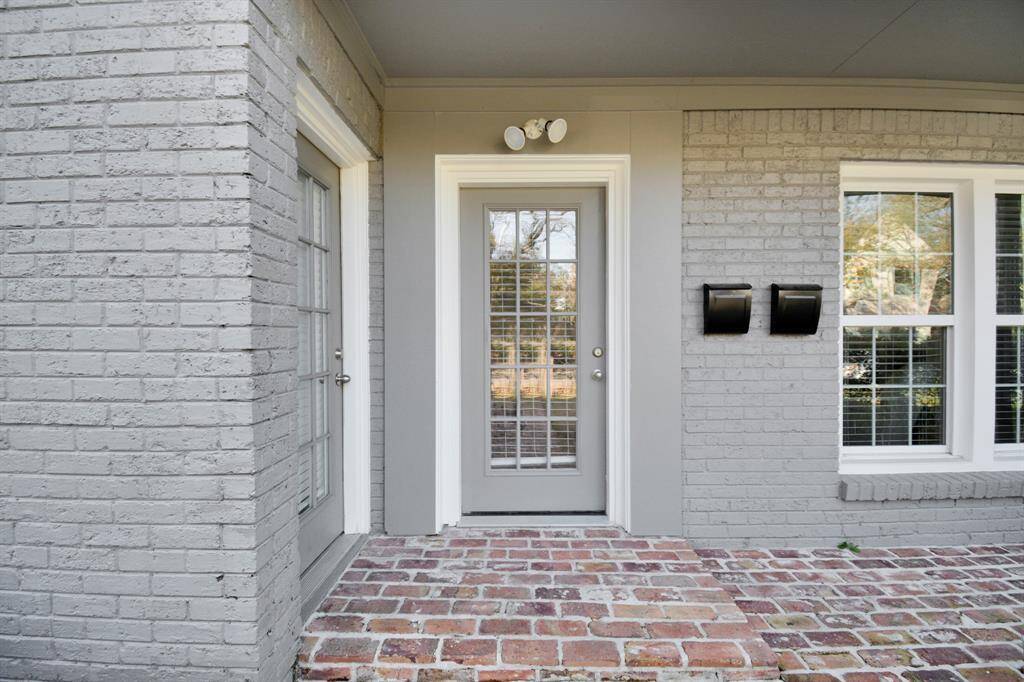 Welcome to 1909 Banks! Entrance to the left (left door).