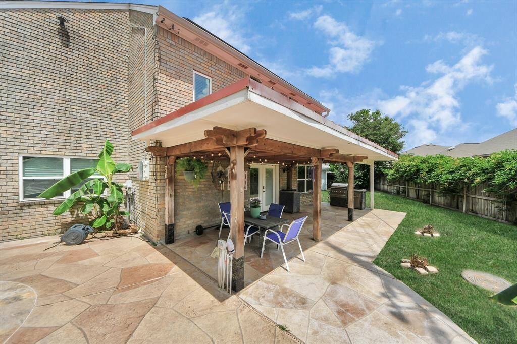 Nice covered patio, perfect for relaxing or entertaining outdoors, rain or shine.