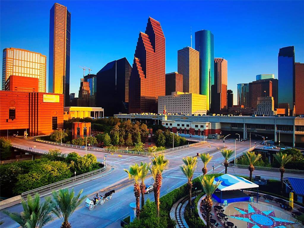 The home is perfectly located just minutes to Downtown Houston as well as Houston's Renowned Medical Center, Museums, St. Thomas University and so much more.
