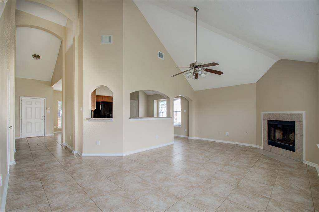 Beautiful Living room, with fireplace and High Ceilings