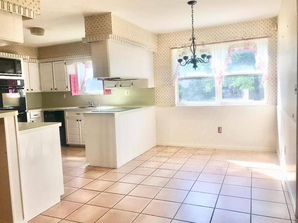 A closer view of the breakfast & kitchen areas