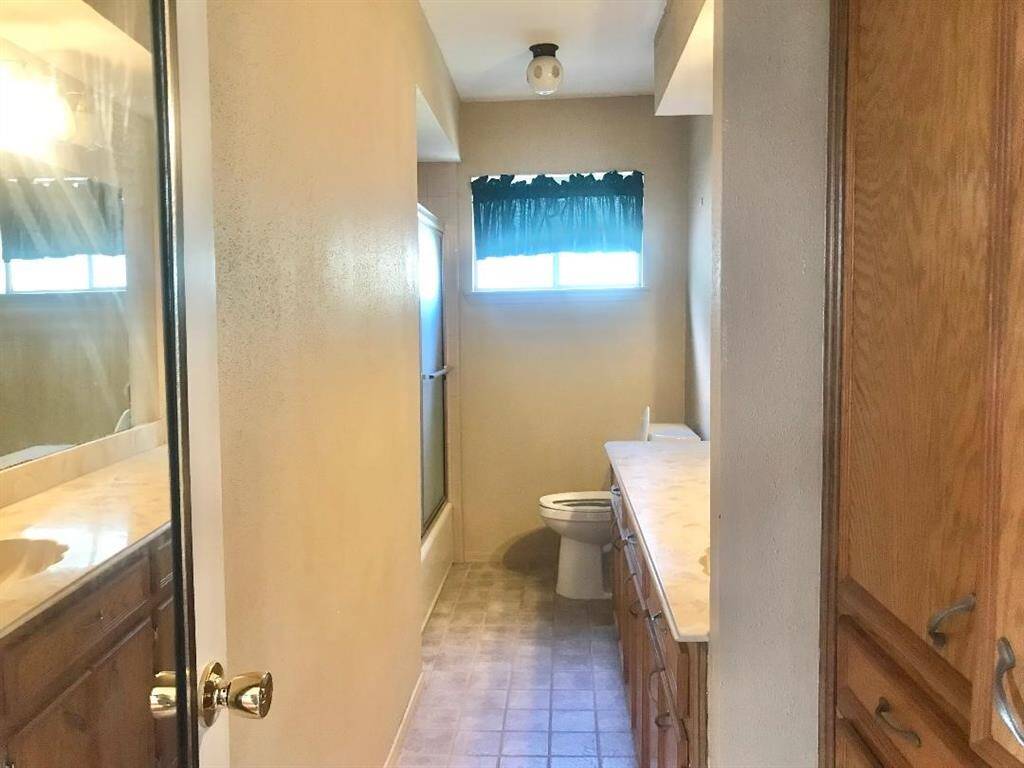 Upstairs hall bathroom with combo tub