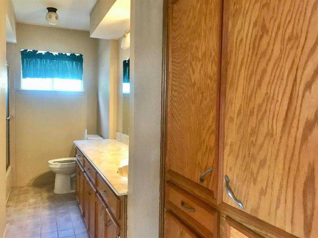 Lots of counter space & linen/toiletry storage