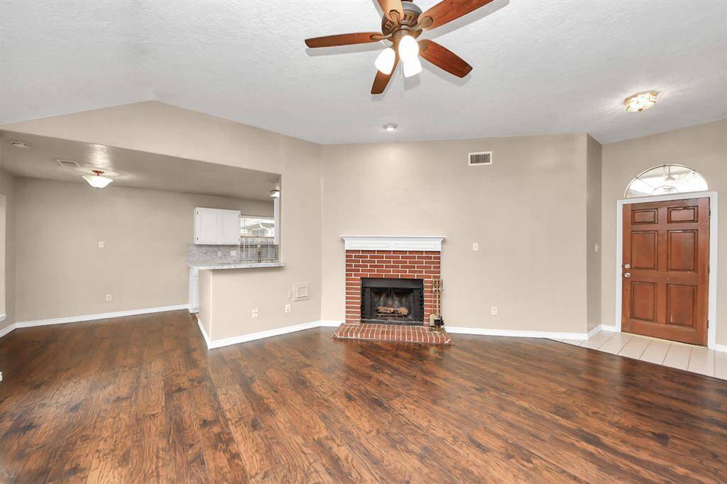 A seamless transition from the living room to the breakfast area, creating an open and inviting space.