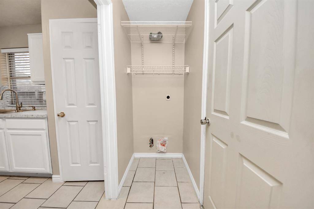 A compact yet functional laundry area that blends effortlessly into the kitchen without compromising design.