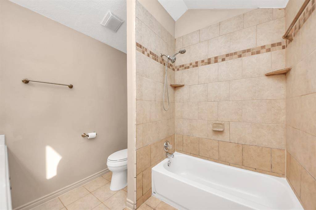 A versatile tub and shower combo offering both relaxation and efficiency.