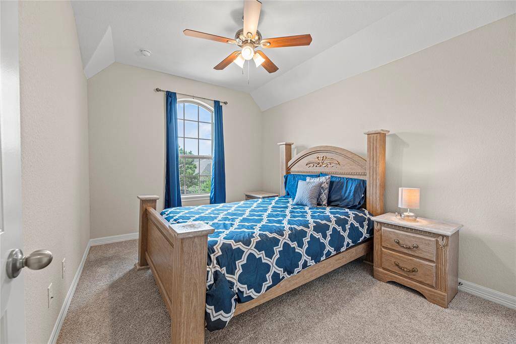 Your 2nd bedroom is great for those growing kiddos.