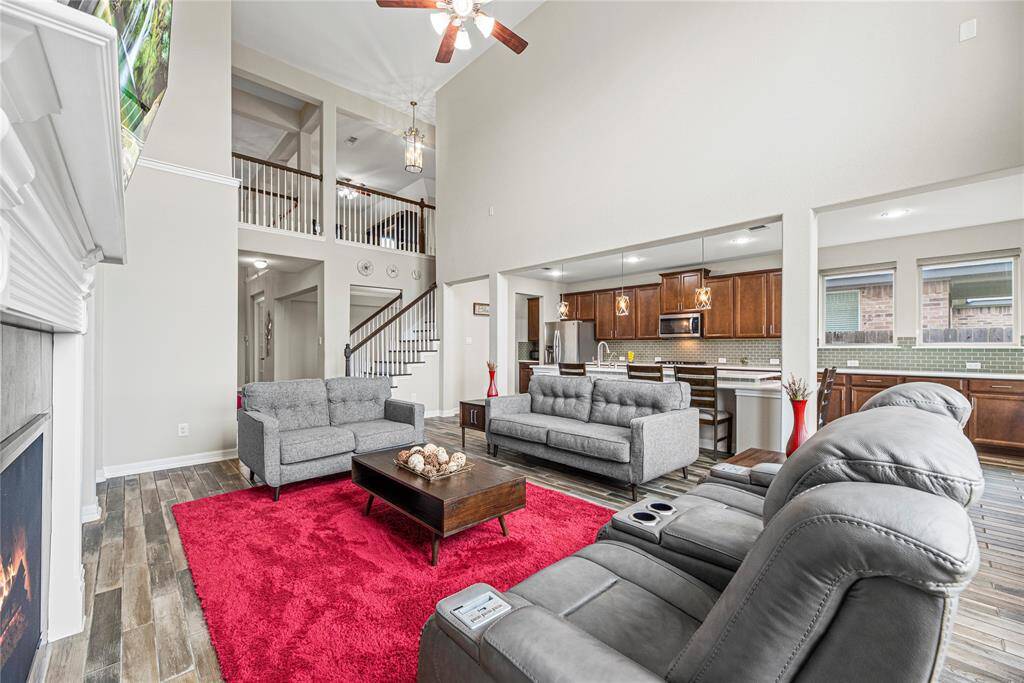 This is a living room that feels inviting, stylish, and effortlessly chic—a place to relax, entertain, and enjoy.  No one is ever too far from the conversation with the open feel.